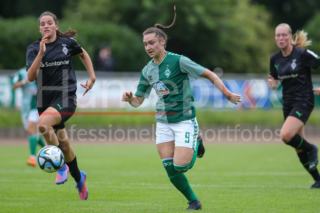 Fussball, Testspiel Frauen, Borussia Mönchengladbach - SV Werder Bremen | v.li.: Sophie Weidauer (SV Werder Bremen, 9) am Ball, Einzelbild, Ganzkörper, Aktion, Action, Spielszene