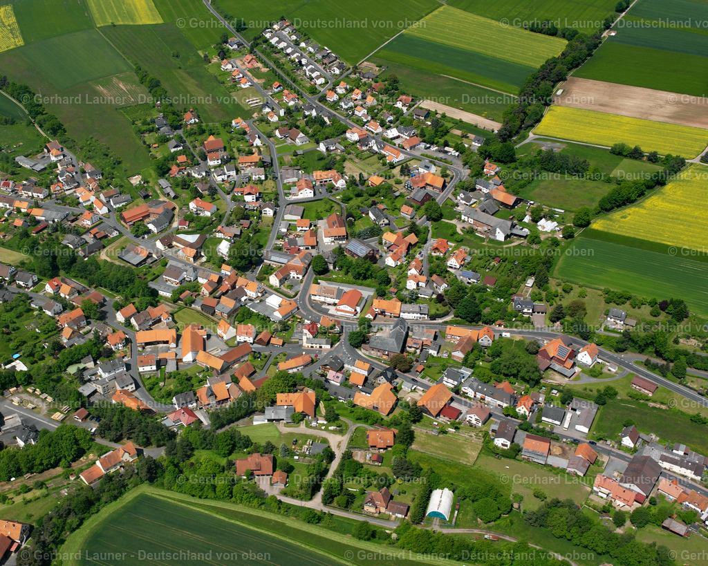 2615547 | SCHWARZ 09.06.2006 Ortsansicht am Rande von landwirtschaftlichen Feldern und Nutzflächen  in Schwarz im Bundesland Hessen, Deutschland // Village view on the edge of agricultural fields and land  in Schwarz in the state Hesse, Germany Foto: Gerhard Launer
