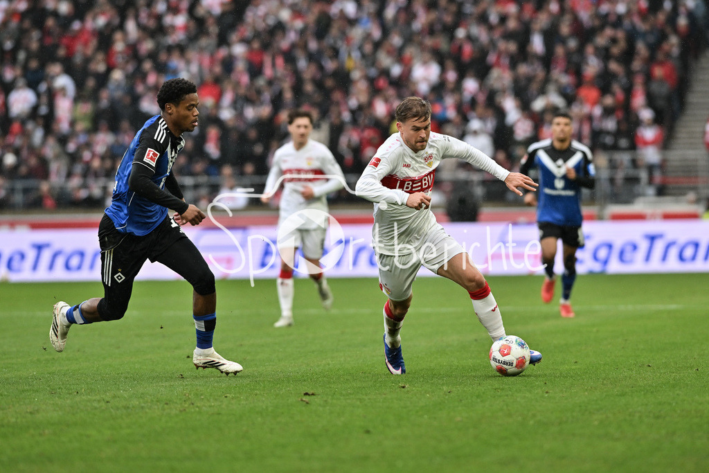 VfB Stuttgart - Hamburger SV | STUTTGART, GERMANY - 12. APRIL: tackle between Warmed OMARI (Hamburger SV 17) und Maximilian MITTELSTÄDT (VfB Stuttgart 7) during the Bundesliga Match between VfB Stuttgart vs. Hamburger SV on Matchday 29 at MHP Arena / DFL REGULATIONS PROHIBIT ANY USE OF PHOTOGRAPHS AS IMAGE SEQUENCES AND/OR QUASI-VIDEO