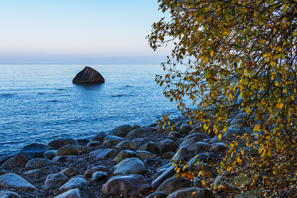 Der Findling Schwanenstein an der Ostseeküste bei Lohme auf der Insel Rügen im Herbst | Der Findling Schwanenstein an der Ostseeküste bei Lohme auf der Insel Rügen im Herbst.