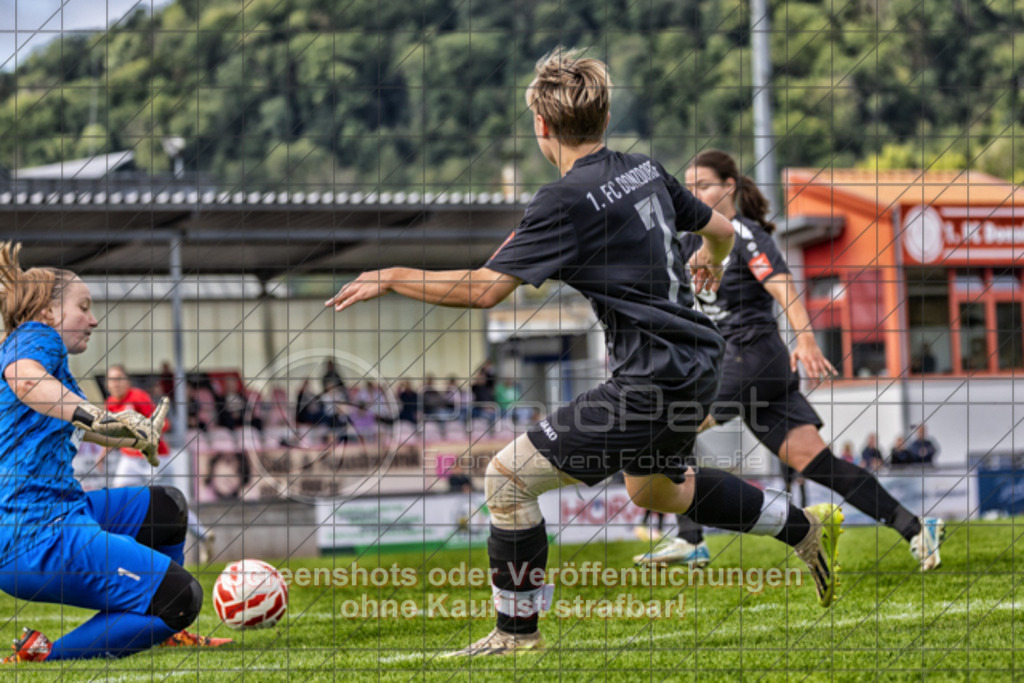 20250928_143242_0534-Bearbeitet | schönes Torvorlage von Judith Schutte (1.FC Donzdorf #07) zum 3:0 durch Luisa Reiser (1.FC Donzdorf #05) 1.FC Donzdorf (schwarz) vs. TV Derendingen (rot), Fussball, Frauen-Verbandsliga Württemberg, 03. Spieltag, Saison 2025/2026, Rasenplatz Lautertal Stadion, Süßener Straße 16, 73072 Donzdorf, 28.09.2025 - 13:00 Uhr,Foto: PhotoPeet-Sportfotografie/Peter Harich