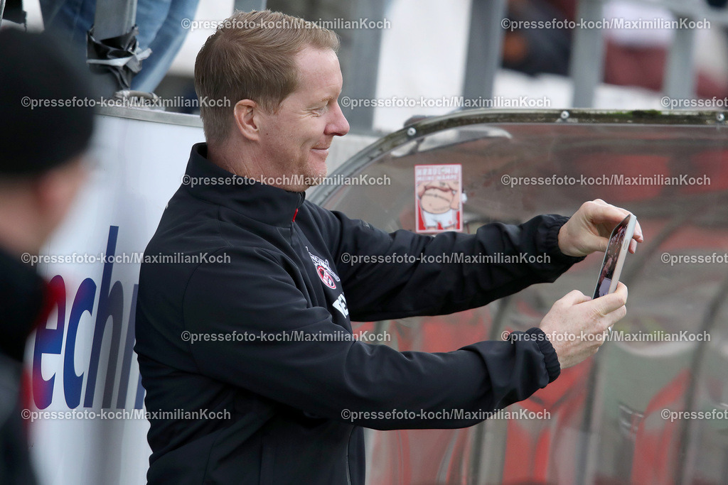 RWE06012402089 | 06.01.2024, Essen, Fußball, Herren, Stadion an der Hafenstraße, Testspiel, Rot-Weiss Essen – 1. FC Köln:  Der neue Cheftrainer Timo Schultz (1.FC Köln) macht bei seinem ersten Spiel für den Kölner FC selfies für die Fans. 
DFB regulations prohibit any use of photographs as image sequences and or quasi-video.