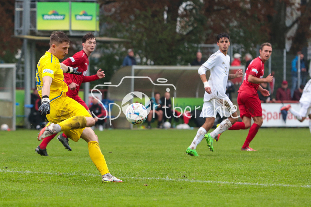 TSV Rain - FC Bayern Amateure | Fabian EUTINGER (TSV #33) bei einem Abschlag