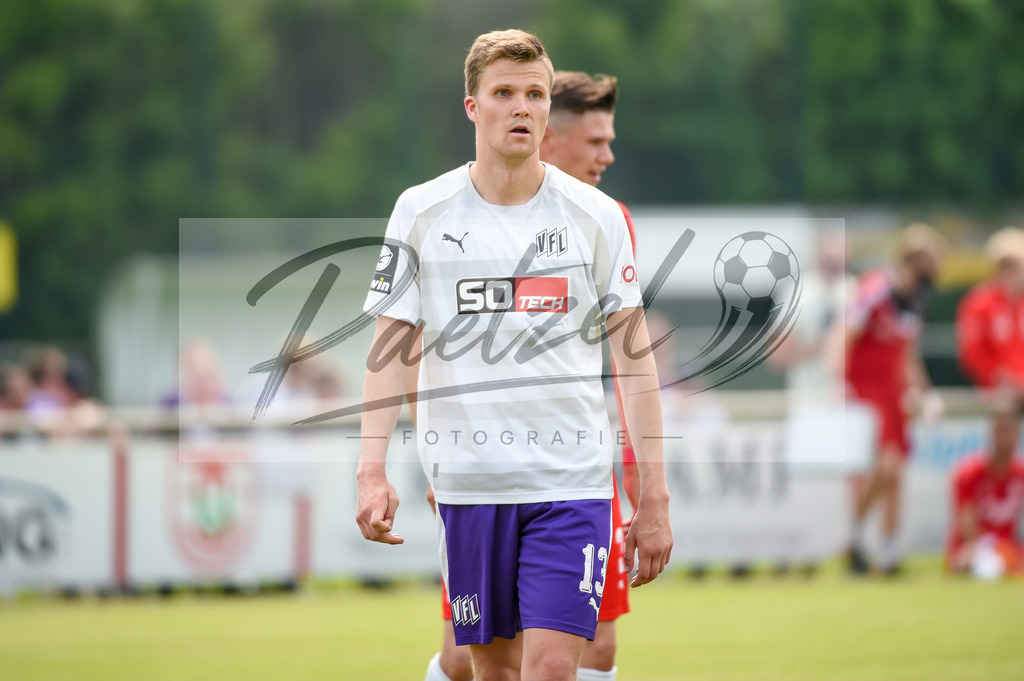 BSBOSN_20210626_0123 | Fussball, Herren: Lukas Kunze (VfL Osnabrueck) schaut beim Testspiel zwischen TuS Bersenbrueck und VfL Osnabrueck im Hasestadion am 26.06.2021 in Bersenbrueck, Deutschland. - Realisiert mit Pictrs.com