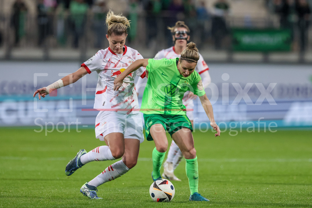 Fussball, Google Pixel Frauen-Bundesliga, VfL Wolfsburg - RB Leipzig | v.li.: Julia Landenberger (RB Leipzig, 21) und Svenja Huth (VfL Wolfsburg, 10) im Zweikampf, Duell, Dynamik, Aktion, Action, Spielszene, DIE DFB-RICHTLINIEN UNTERSAGEN JEGLICHE NUTZUNG VON FOTOS ALS SEQUENZBILDER UND/ODER VIDEOÄHNLICHE FOTOSTRECKEN. DFB REGULATIONS PROHIBIT ANY USE OF PHOTOGRAPHS AS IMAGE SEQUENCES AND/OR QUASI-VIDEO.