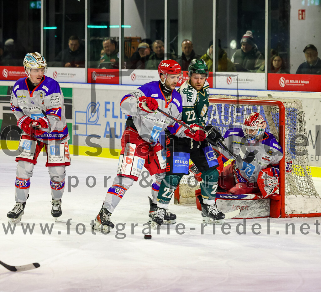 2026-02-15_108_TSV_Erding_gegen_EC_Peiting | Erding, Deutschland, 15.02.2026:Eishockey, Oberliga Süd 2025 / 2026, 47. Spieltag, TSV Erding gegen EC Peiting, Endergebnis: 4:5Grady Hobbs (Erding Gladiators, #22), Torwart Tommi Steffen (EC Peiting, #1)Foto: Christian Riedel / fotografie-riedel.net