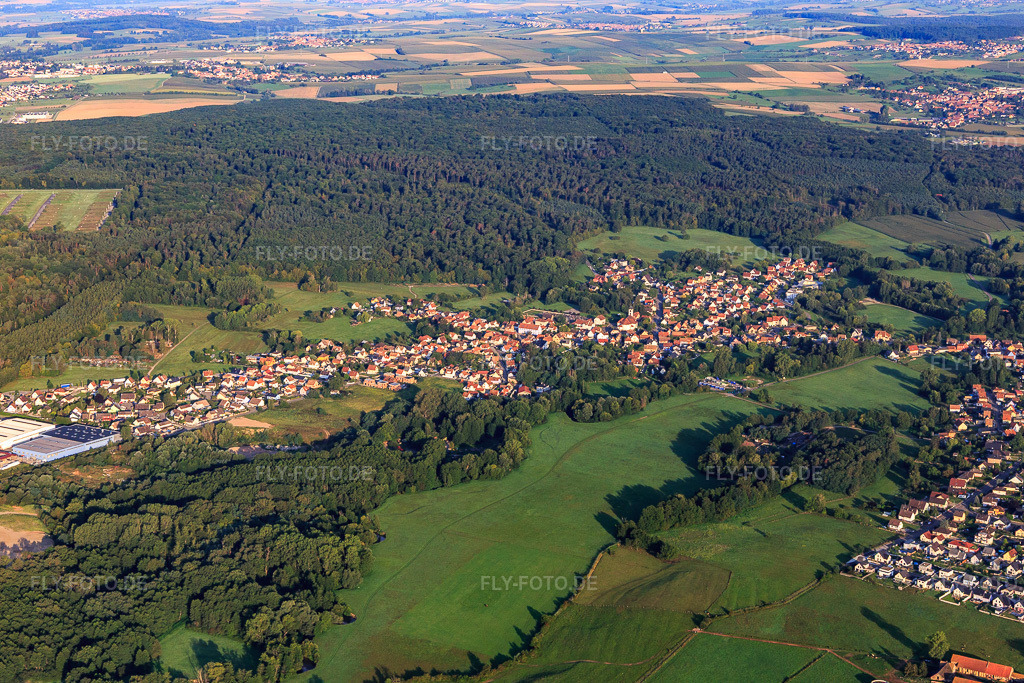 Luftbild: Ortsansicht von Südosten in Mertzwiller im Bundesland Bas-Rhin in Frankreich. – Foto: IMG_138076.jpg vom 19.08.2023 durch Werner Riehm/FLY-FOTO.de – Auflösung des Originals: 5472 x 3648 px