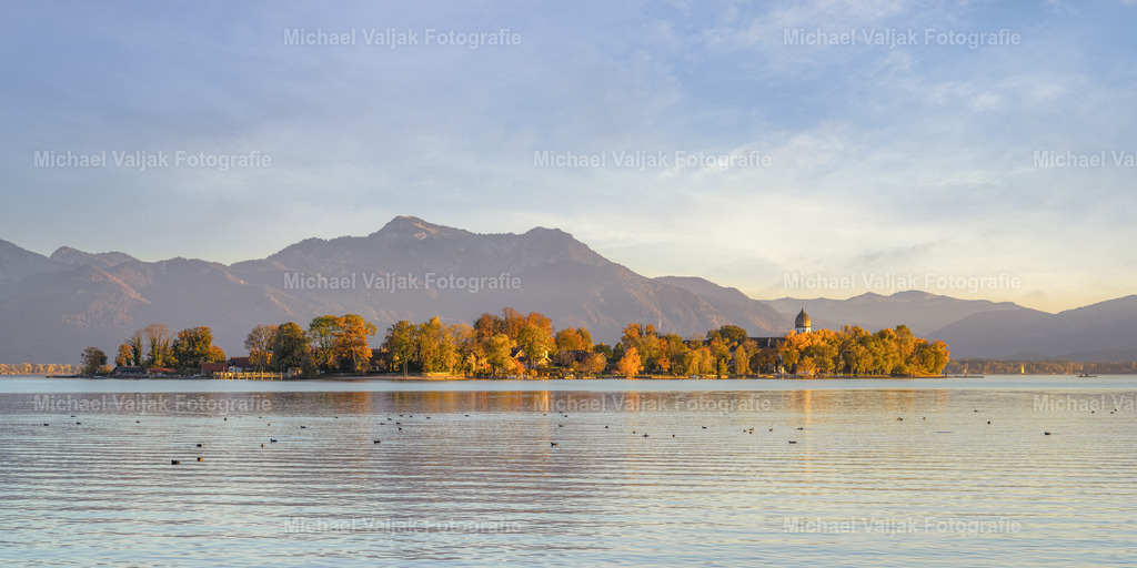 Fraueninsel Chiemsee | Blick zur Fraueninsel im Chiemsee an einem Abend im Herbst. Die tiefstehende Sonne taucht die Insel in ein warmes Licht. - Realisiert mit Pictrs.com