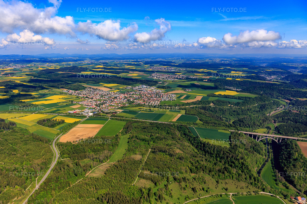 Luftbild: Ortsansicht jenseits der A81 aus Südosten in Villingendorf im Bundesland Baden-Württemberg in Deutschland. Foto: IMG_114499.jpg vom 30.05.2019 durch Werner Riehm/FLY-FOTO.de