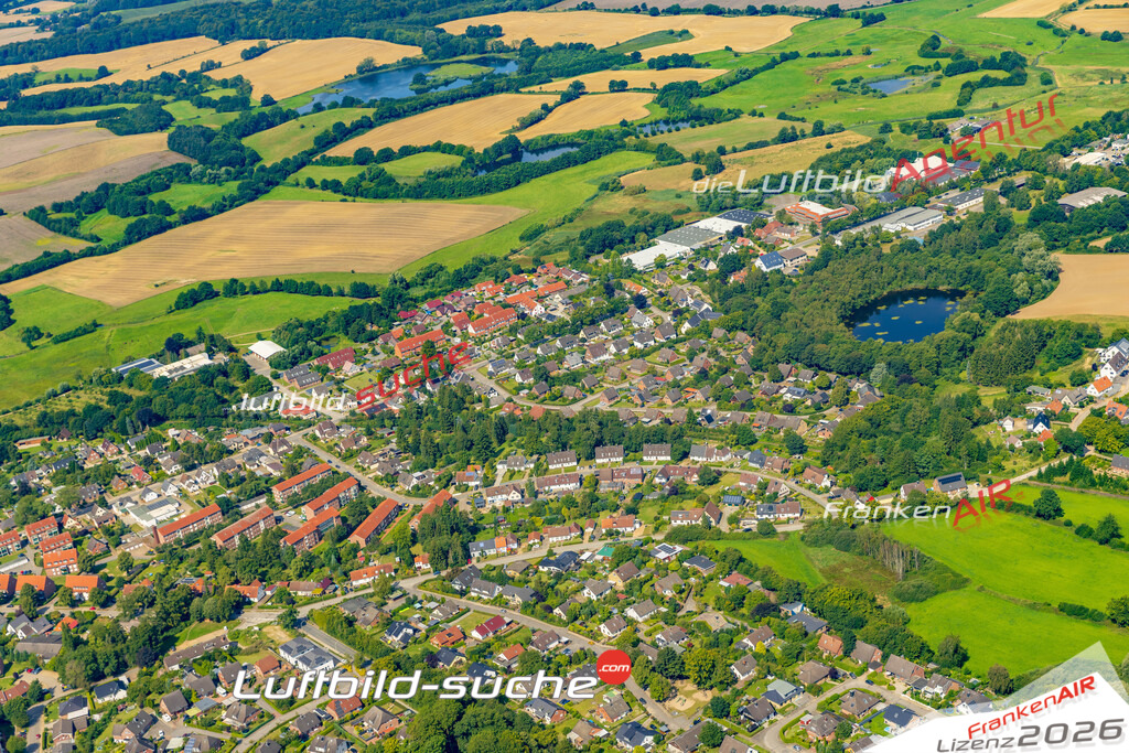 Klassische Luftaufnahme ohne Drohne zeigt:Malkwitzer Weg bei Malente - Die Luftbildaufnahme wurde 2025 vom UL-Flugzeug heraus erstellt ( keine Drohnenaufnahme ) - Hochauflösende Luftaufnahme -Nicht vergleichbar mit Google Maps oder Satelittenbilder- Die Geschenkidee !Mit Lizenz und Bildrechte bestellbar