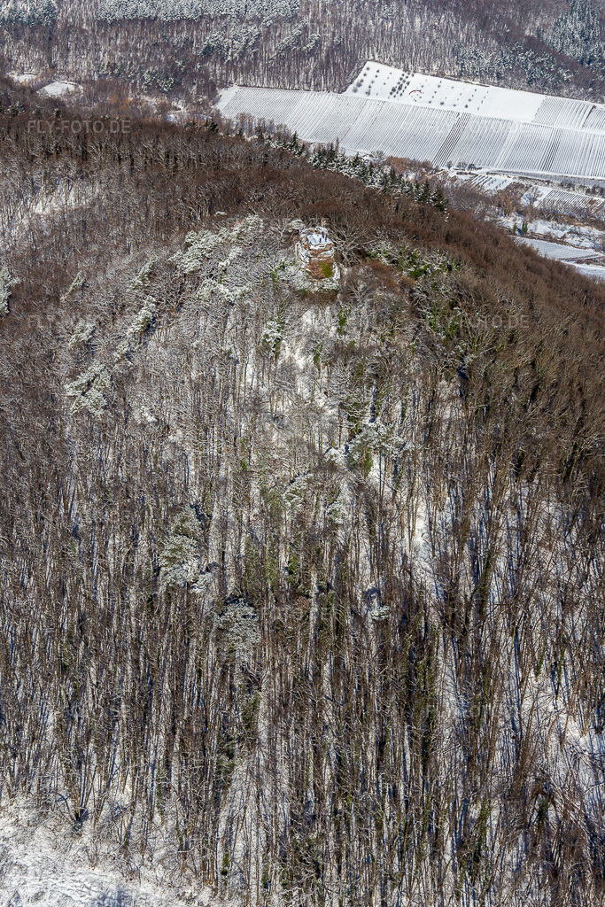 Luftbild: Winterluftbild im Schnee von Burg Neukastell in Leinsweiler im Bundesland Rheinland-Pfalz in Deutschland. Foto: IMG_124471.jpg vom 11.02.2021 durch Werner Riehm/FLY-FOTO.de
