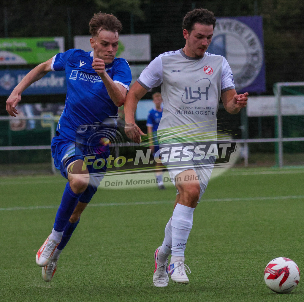 SV Löhne-Obernbeck - FC RW Kirchlengern | Auf dem Bild zu sehen: blau SV Löhne-Obernbeck: Lukas Jörg Husmeier ; grau FC RW Kirchlengern: Julian Marten SV Löhne-Obernbeck, FC RW Kirchlengern, Saison 26/27, Kreispokal - Realisiert mit Pictrs.com