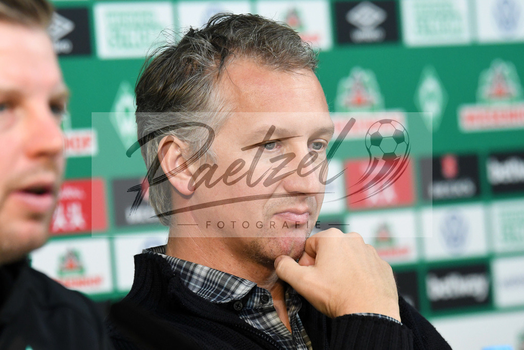 20200212_PKBREM_0014 | Fussball, Herren: Geschaeftsfuehrer Fussball Frank Baumann (SV Werder Bremen) schaut waehrend der Pressekonferenz des SV Werder Bremen auf dem wohninvest Weserstadion am 12.02.2020 in Bremen, Deutschland. - Realisiert mit Pictrs.com