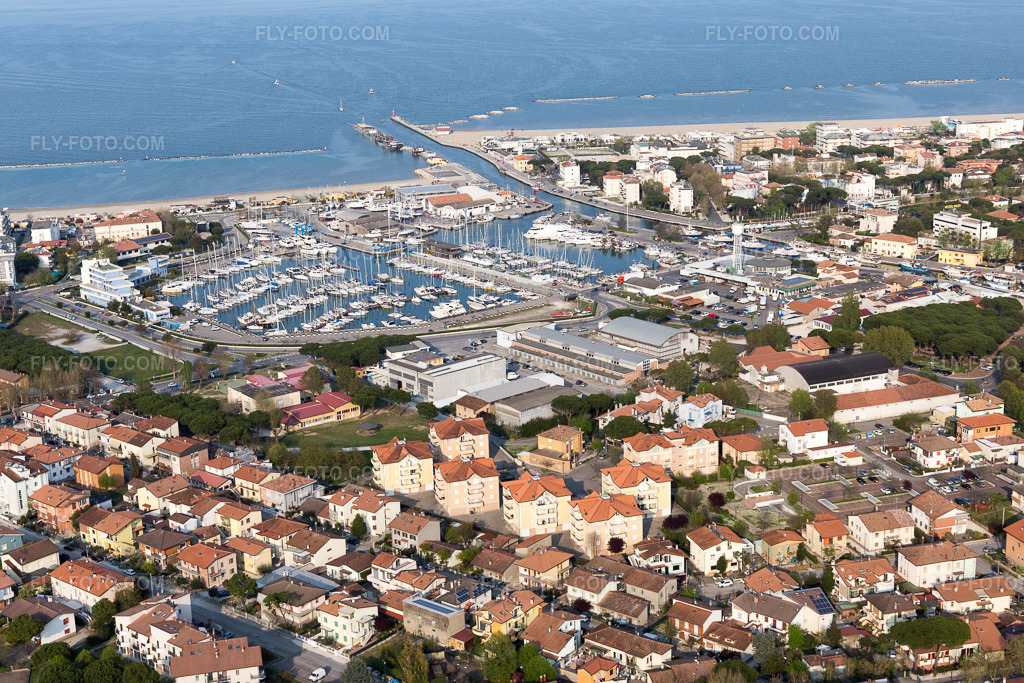 Aerial view: View of the town in Cesenatico in the state Forlì-Cesena, Italy. – Photo: IMG_098444.jpg taken on 04/05/2017 by Werner Riehm/FLY-FOTO.com – Resolution of the original: 5472 x 3648 px