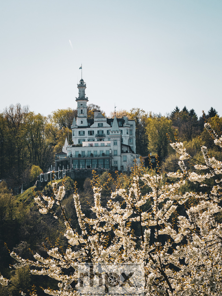 Château Gütsch Luzern – Frühling mit Blüten und Stadtblick | Frühlingshafte Perspektive auf das Château Gütsch oberhalb von Luzern. - Realisiert mit Pictrs.com