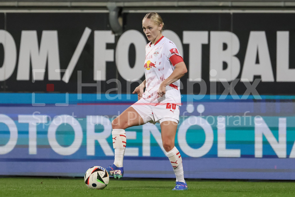 Fussball, Google Pixel Frauen-Bundesliga, VfL Wolfsburg - RB Leipzig | v.li.: Victoria Krug (RB Leipzig, 20) am Ball, Freisteller, Einzelbild, Ganzkörper, Aktion, Action, Spielszene, DIE DFB-RICHTLINIEN UNTERSAGEN JEGLICHE NUTZUNG VON FOTOS ALS SEQUENZBILDER UND/ODER VIDEOÄHNLICHE FOTOSTRECKEN. DFB REGULATIONS PROHIBIT ANY USE OF PHOTOGRAPHS AS IMAGE SEQUENCES AND/OR QUASI-VIDEO.