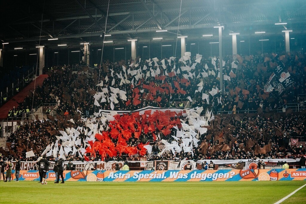 FCP01563 | Der offizielle Shop für FC St. Pauli Fotos. Wähle aus Spielszenen & Fanmomenten dein FCSP Wunschformat. Wir liefern Millerntor-Atmosphäre.