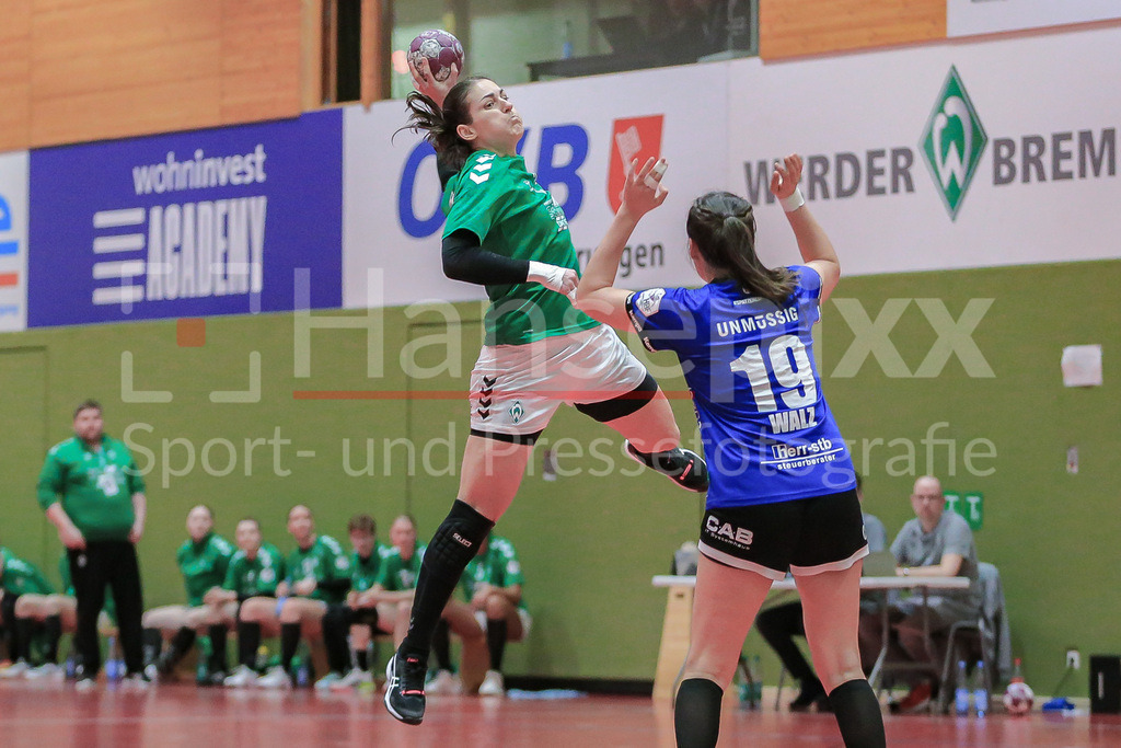 Handball, 2. Bundesliga Frauen, SV Werder Bremen - HSG Freiburg | v.li.: Anna Lena Bergmann (SV Werder Bremen, 25) beim Wurf, am Ball, Spielszene, Aktion, Action, Marit Walz (HSG Freiburg, 19)