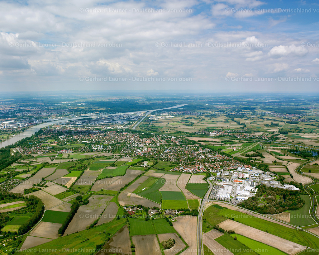 2626316 | SUNDHEIM 09.06.2006 Ortsansicht am Rande von landwirtschaftlichen Feldern und Nutzflächen  in Sundheim im Bundesland Baden-Württemberg, Deutschland // Village view on the edge of agricultural fields and land  in Sundheim in the state Baden-Wuerttemberg, Germany Foto: Gerhard Launer