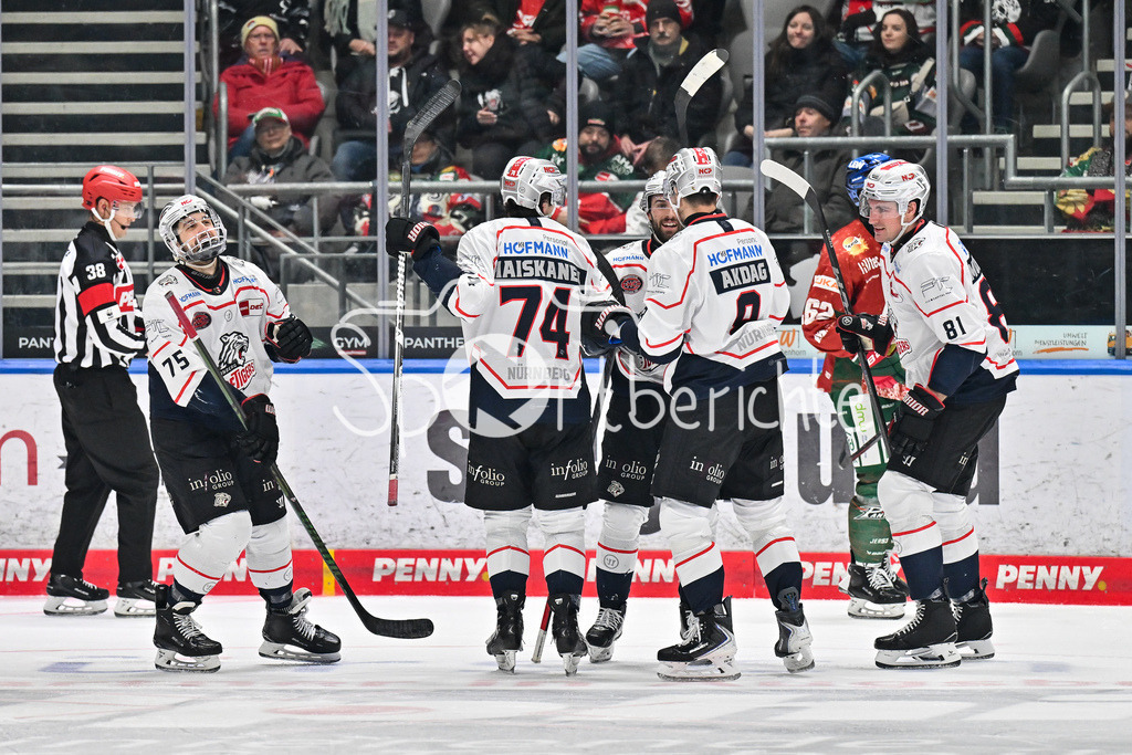 Augsburger Panther - Nürnberg Ice Tigers | AUGSBURG, GERMANY - 23. DECEMBER: Jubel der Ice Tigers nach dem Treffer zum 0-1 durch Samuel Dove-McFALLS (Nürnberg Ice Tigers 75) während dem Match zwischen den Augsburger Panthern und den Nürnberg Ice Tigers am 31. Spieltag der Penny DEL im Curt Frenzel Stadion