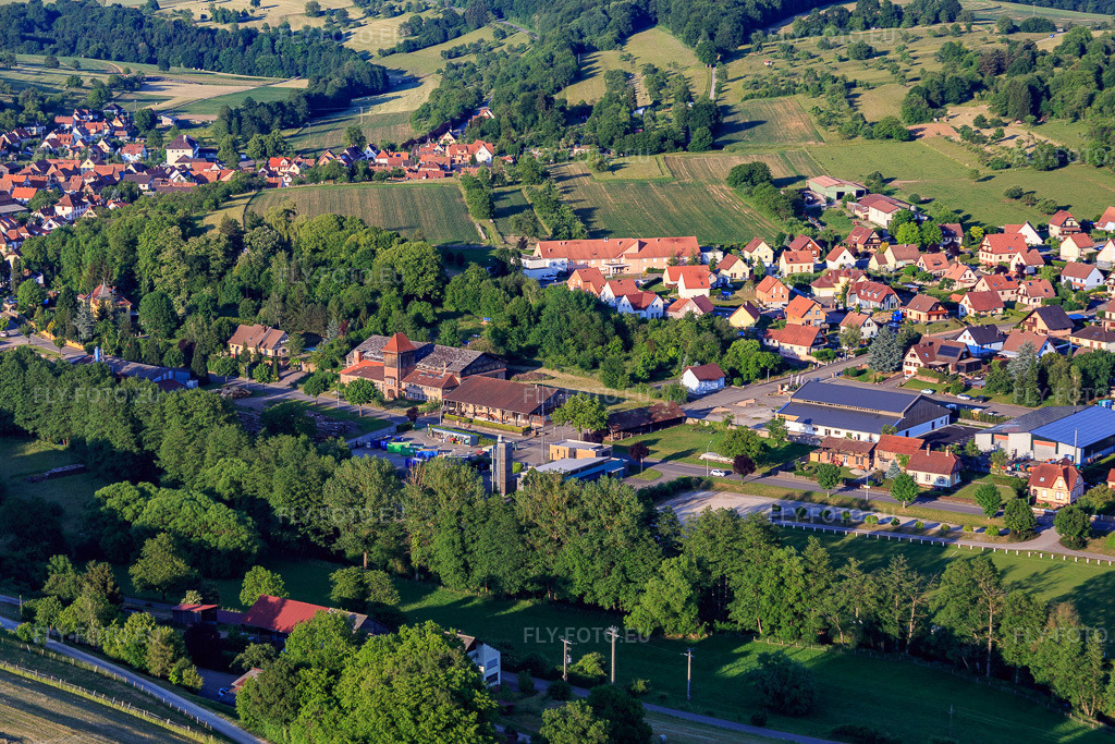 Vue aérienne: Châtery de Lembach à Lembach dans le département Bas Rhin, France.Photo: IMG_080255.jpg prise le 05/06/2015 par Werner Riehm/FLY-FOTO.euRésolution de l'original: 5472 x 3648 pxDéchèterie de Lembach - SMICTOM