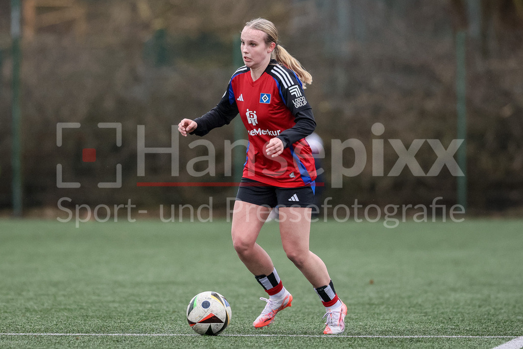 Fussball, Testspiel Frauen, Hamburger SV - 1. FFC Turbine Potsdam | v.li.: Jonna Wrede (Hamburger SV, 26) am Ball, Freisteller, Einzelbild, Ganzkörper, Aktion, Action, Spielszene