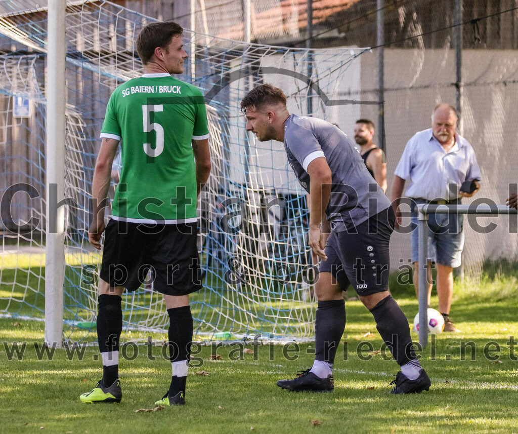 2023-08-20_116_SV_Hohenlinden_gegen_SV_Buch | Hohenlinden, Deutschland, 20.08.2023:
Fußball, A-Klasse 2023 / 2024, 1. Spieltag, SV Hohenlinden gegen SV Bruck, Endergebnis: 5:1

Thomas Gröbmeier (SV Bruck, #5), Sebastian Ittlinger (SV Hohenlinden, #5)

Foto: Christian Riedel / fotografie-riedel.net