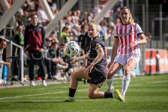 Google Pixel Frauen-Bundesliga; Bayer 04 Leverkusen - SC Freiburg, 26.04.2026 | Kristin Kögel (Bayer 04 Leverkusen, 11), Selina Vivian (SC Freiburg, 10); Bayer 04 Leverkusen - SC Freiburg an Spieltag 23 der Google Pixel Frauen-Bundesliga am 26.04.2026 im Ulrich-Haberland-Stadion in Leverkusen (Nordrhein-Westfalen). DFL REGULATIONS PROHIBIT ANY USE OF PHOTOGRAPHS AS IMAGE SEQUENCES AND/OR QUASI-VIDEO.