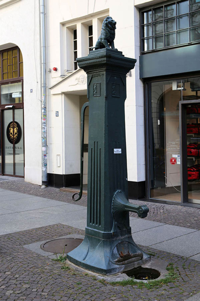 Handschwengelpumpe - Großer Löwe - Neumarkt 24 | Entdecke über 20 Kategorien Leipzig-Motive: Foto-Downloads, hochwertige Poster, Leinwand- & Fine-Art-Prints. Jetzt Lieblingsfoto im Bildlexikon Leipzig Shop bestellen!