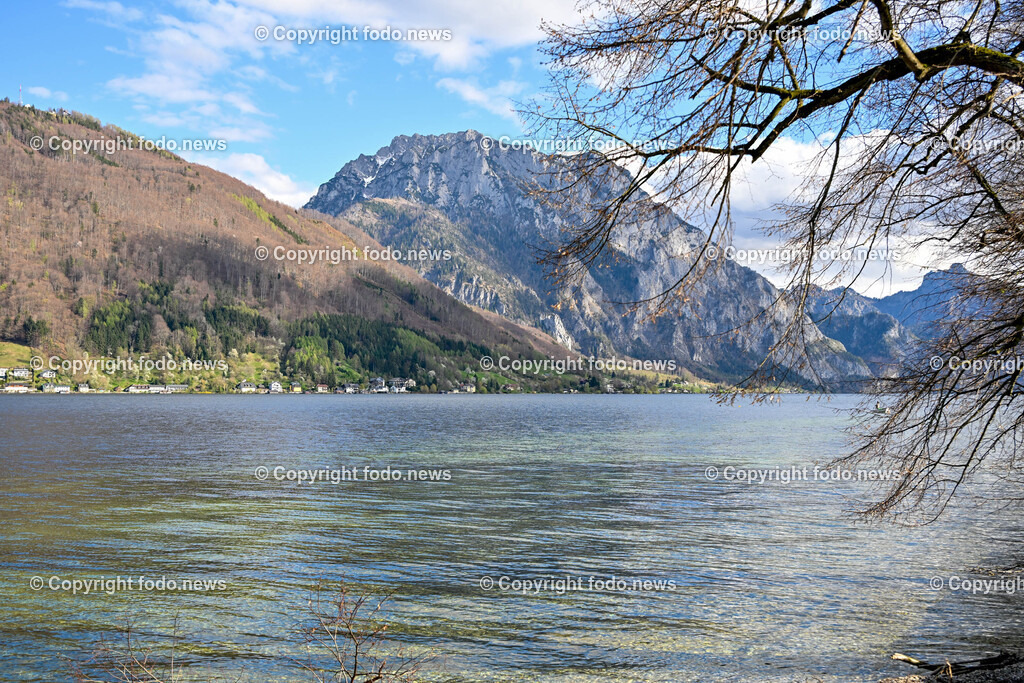 Traunstein_ Traunsee_ Gmunden_ 14.04.2024-1 | 14.04.2024, Gmunden, AUT, Traunstein, im Bild Traunstein, Traunsee, Gmunden, Berg, Berge, See, Tourismus, Bergsteigen, Huette, Segeln, Boote, Landschaft
