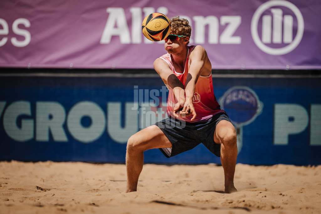 Beachvolleyball | Männer | Allianz German Beach Tour 2025 | Tourstop Düsseldorf | 09.05.2025 | Tamo Wüst nimmt den Ball an