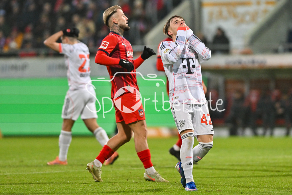 1. FC Heidenheim - FC Bayern München | HEIDENHEIM, GERMANY - 21. DECEMBER: Lennart KARL (FC Bayern Munich 42) ärgert sich über eine vergebene Chance während dem Bundesligamatch zwischen dem 1. FC Heidenheim und dem FC Bayern München am 15. Spieltag in der Voith-Arena / DFL REGULATIONS PROHIBIT ANY USE OF PHOTOGRAPHS AS IMAGE SEQUENCES AND/OR QUASI-VIDEO