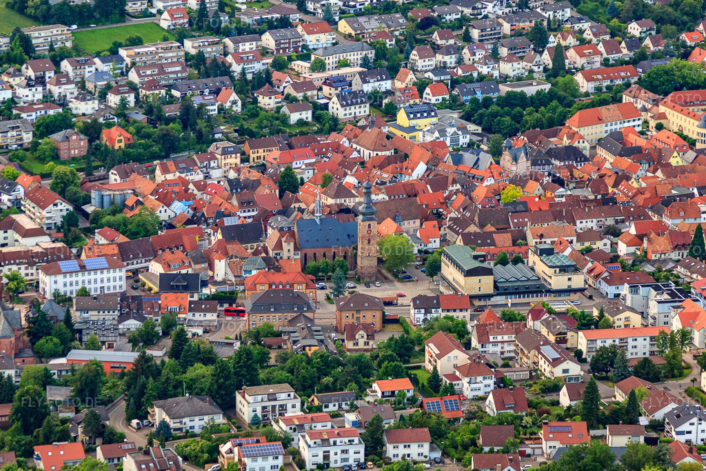 Luftbild: Stadtübersicht aus Süden mit Sparkasse und Marktkirche in Bad Bergzabern im Bundesland Rheinland-Pfalz in Deutschland. Foto: IMG_58029.jpg vom 16.06.2013 durch Werner Riehm/FLY-FOTO.deWWW.SPARKASSE-SUEDPFALZ.DE