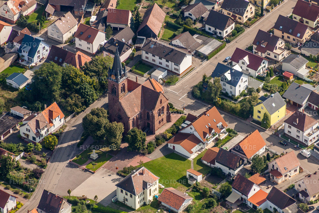 Luftbild: Evangelischen Kirche Staffort im Ortsteil Staffort in Stutensee im Bundesland Baden-Württemberg in Deutschland. Foto: IMG_33356.jpg vom 05.09.2010 durch Werner Riehm/FLY-FOTO.de