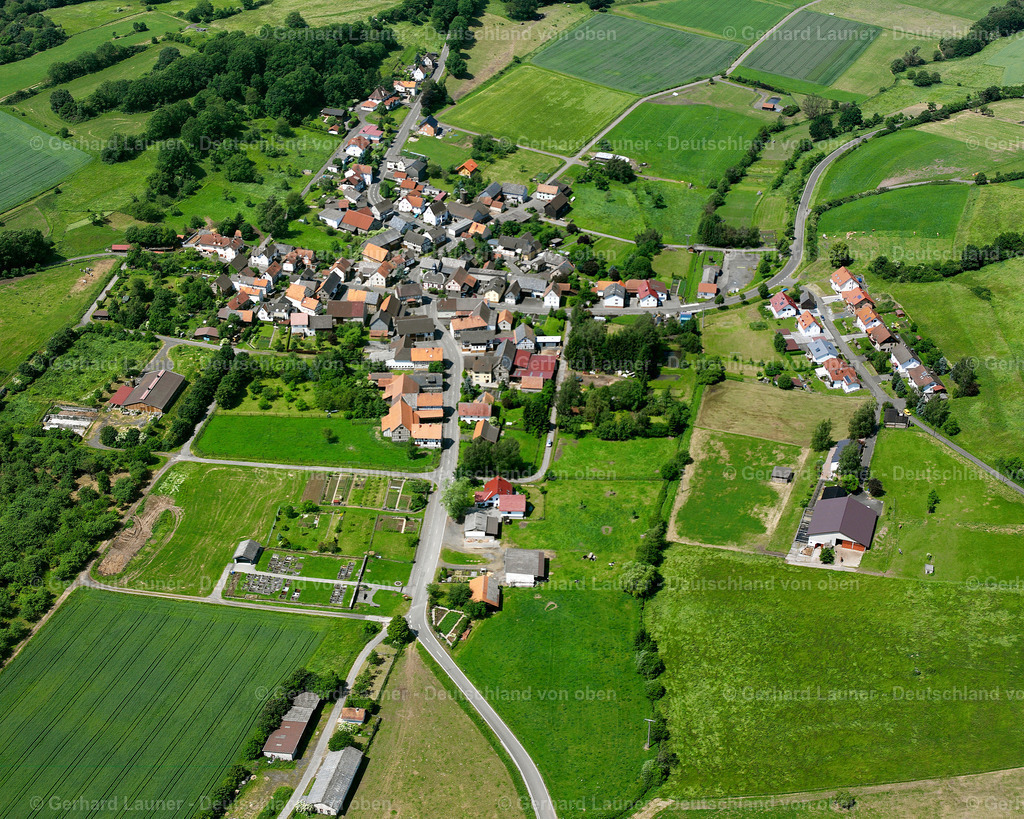 2614547 | HAINBACH 09.06.2006 Landwirtschaftliche Nutzflächen und Feldgrenzen  umsäumen das Siedlungsgebiet des Dorfes in Hainbach im Bundesland Hessen, Deutschland // Agricultural land and field boundaries surround the settlement area of the village  in Hainbach in the state Hesse, Germany Foto: Gerhard Launer