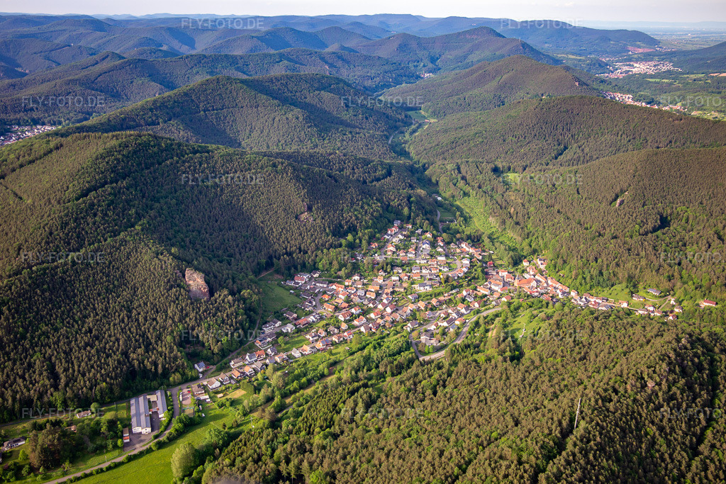 Luftbild: Ortsansicht von Südwesten in Lug im Bundesland Rheinland-Pfalz in Deutschland. Foto: IMG_140716.jpg vom 20.05.2024 durch Werner Riehm/FLY-FOTO.de