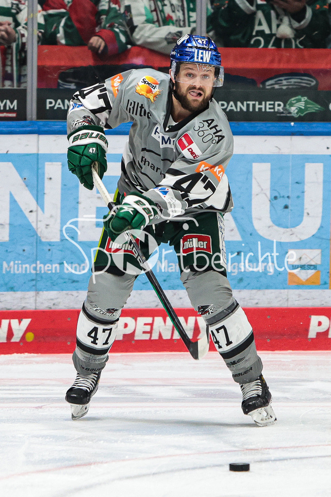 Augsburger Panther - Iserlohn Roosters | Wade BERGMAN (AEV #47) am Puck