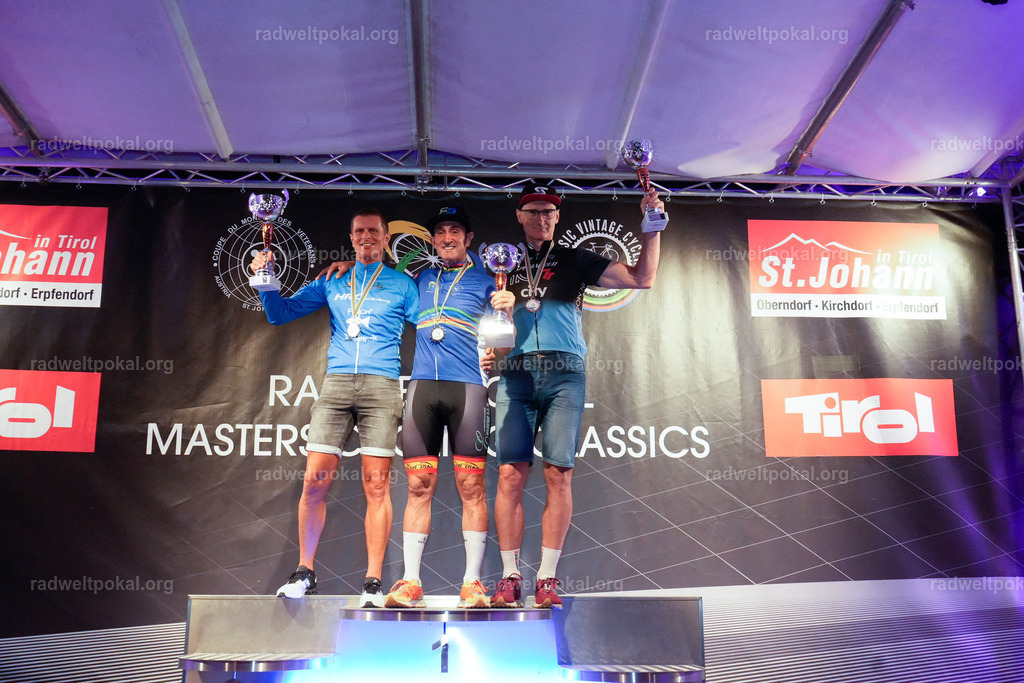 1352_20230817_Bewerb_Maenner_Muehlanger | AUT - OESTERREICH, 2023-08-16: SPORT RENNRAD-FAHREN - 55. INTERNATIONALER RADWELTPOKAL IN ST. JOHANN IN TIROL  - Vintage-Radrennen mit WM-Bronze-Medaillen-Siegerin Christina Schweinberger, den Teilnehmer und Alexander Baumann (vom Orginastions-Team) - TAG 2 BEWERB MAENNER IN SECHS GRUPPEN  ; Foto: Roland Muehlanger