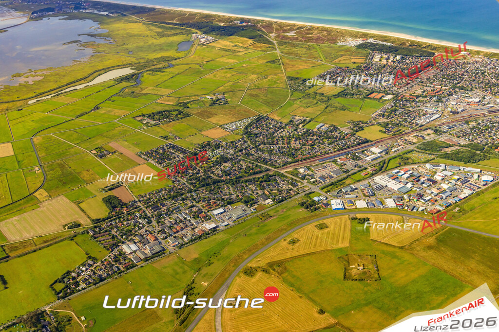 Schrägluftbild  Tinnum  Sylt - Das Luftbild wurde 2025 vom UL-Flugzeug heraus erstellt (ohne Drohne- keine Drohnenaufnahme ) - Hochauflösende Luftaufnahme -Nicht vergleichbar mit Google Maps oder Satelittenbilder- Die Geschenkidee !Mit Lizenz und Bildrechte bestellbar