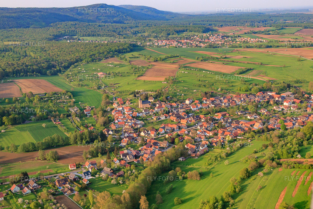 Vue aérienne: Vue de la ville depuis le sud-ouest à Preuschdorf dans le département Bas Rhin, France – .Photo: IMG_56838.jpg prise le 05/05/2013 par Werner Riehm/FLY-FOTO.eu – Résolution de l'original: 4561 x 3041 px