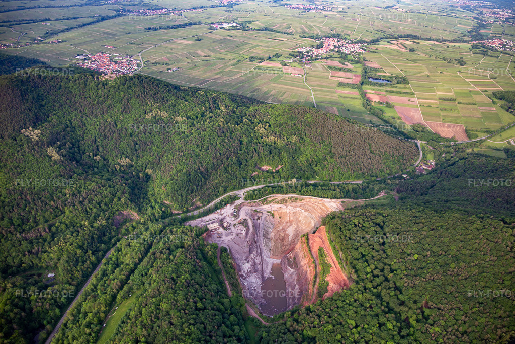 Luftbild: Pfalz Granit in Waldhambach im Bundesland Rheinland-Pfalz in Deutschland. Foto: IMG_140754.jpg vom 20.05.2024 durch Werner Riehm/FLY-FOTO.de