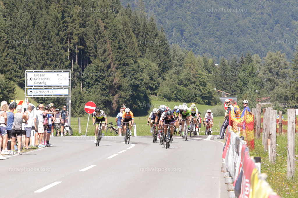 893_20230817_Bewerb_Maenner_Muehlanger | AUT - OESTERREICH, 2023-08-16: SPORT RENNRAD-FAHREN - 55. INTERNATIONALER RADWELTPOKAL IN ST. JOHANN IN TIROL  - Vintage-Radrennen mit WM-Bronze-Medaillen-Siegerin Christina Schweinberger, den Teilnehmer und Alexander Baumann (vom Orginastions-Team) - TAG 2 BEWERB MAENNER IN SECHS GRUPPEN  ; Foto: Roland Muehlanger