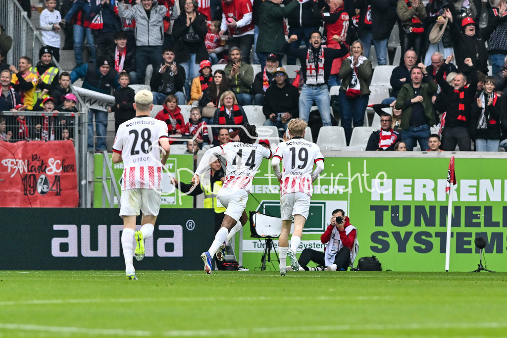 SC Freiburg - FC Bayern München | FREIBURG, GERMANY - 04. APRIL: Jubel der Freiburger nach dem Treffer zum 1-0 durch Johan MANZAMBI (SC Freiburg 44) / Tor / Torschuetze / Freude / Happy während dem Bundesligamatch zwischen dem SC Freiburg und dem FC Bayern München am 28. Spieltag im Europa-Park Stadion / DFL REGULATIONS PROHIBIT ANY USE OF PHOTOGRAPHS AS IMAGE SEQUENCES AND/OR QUASI-VIDEO