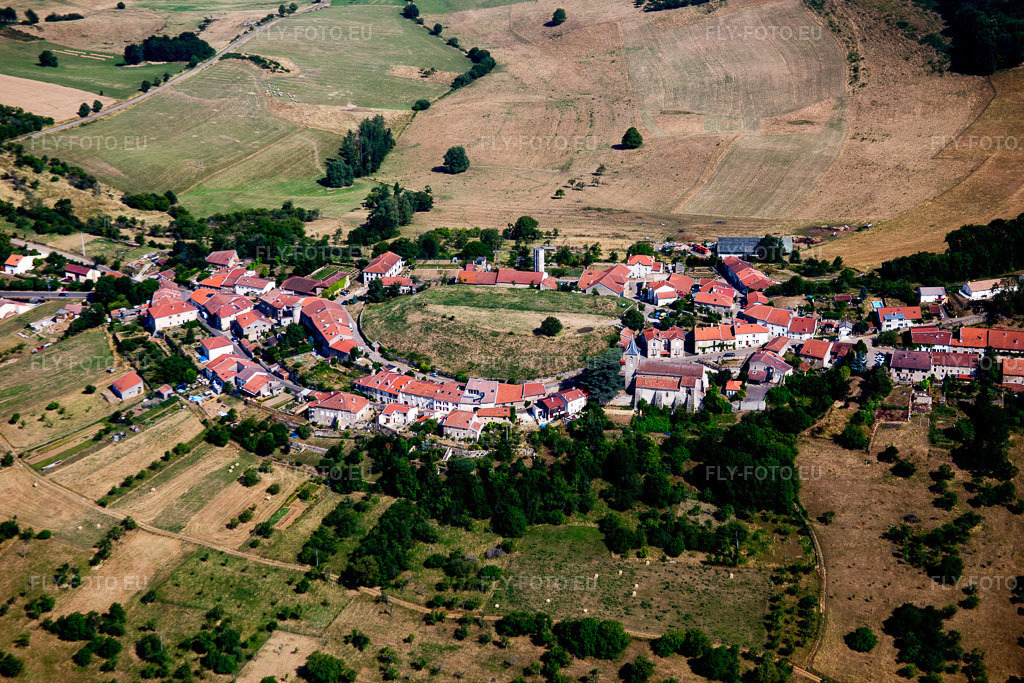 Vue aérienne: Vue du village depuis une colline en bordure des champs à Amance dans le département Meurthe et Moselle, France. Photo: IMG_083208.jpg prise le 11/07/2015 par Werner Riehm/FLY-FOTO.euRésolution de l'original: 5472 x 3648 px
