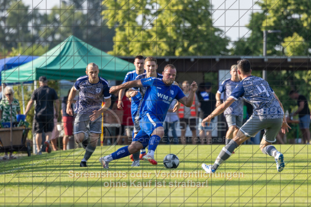 20250618_185103_0148 | #,SG Erkenbrechtsweiler-Hochwang (blau) vs. TSV Berkheim (grau), Fußball, Entscheidungsspiel 2 in Bezirksliga - Bezirk Neckar/Fils, Saison 2024/2025, Rasenplatz, Erlengarten 37, 73087 Bad Boll, 18.06.2025 - 18:30 Uhr,Foto: PhotoPeet-Sportfotografie/Peter Harich