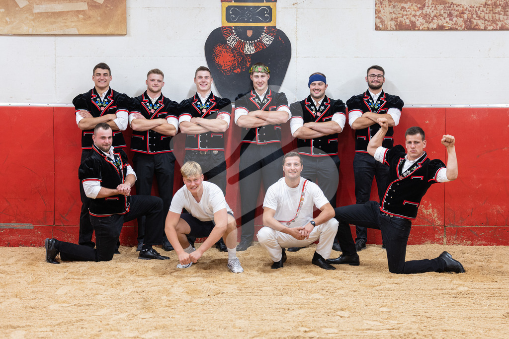 ESAF2025_Empfang_8651 | Die Schwinger des Schwyzer Kantonalen Schwingerverbandes: Fotos, die Dynamik und Leidenschaft festhalten, sowie emotionale Momente aus dem traditionellen Schwingsport zeigen. - Realisiert mit Pictrs.com