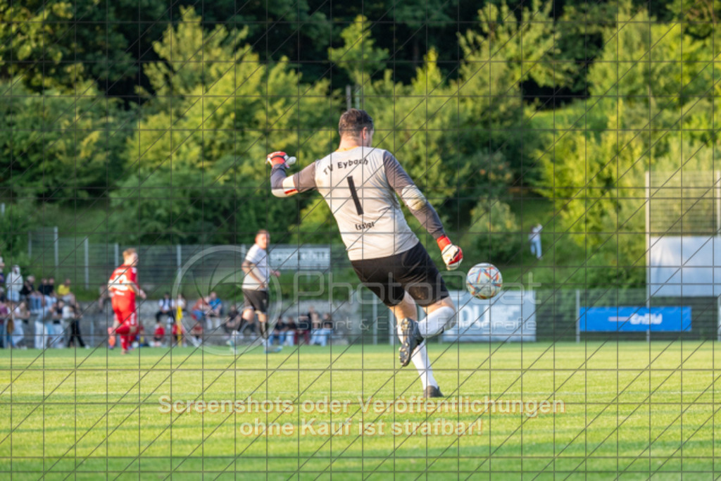 20250616_202753_0831 | #,  TV Eybach (weiß) vs. 1.FC Donzdorf II (rot), Fussball, Entscheidungsspiel 3 in Kreisliga A3 - Bezirk Neckar/Fils, Saison 2024/2025, Rasensportplatz, Staufenecker Str. 41, 73084 Salach, 16.06.2025 - 18:30 Uhr,Foto: PhotoPeet-Sportfotografie/Peter Harich