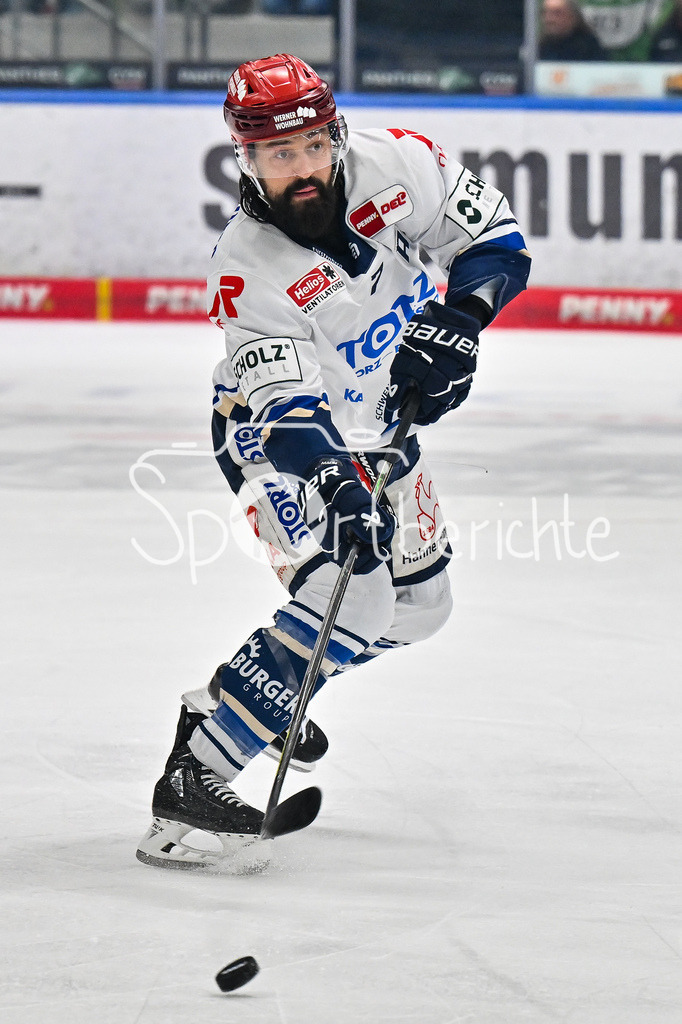Augsburger Panther - Schwenninger Wild Wings | AUGSBURG, DEUTSCHLAND - 2. NOVEMBER: am Puck Dominik BITTNER (Schwenninger Wild Wings 7)  / Einzelfoto / Freisteller beim Ligaspiel zwischen den Augsburger Panthern und den Schwenninger Wild Wings am 17. Spieltag der Penny DEL im Curt Frenzel Stadion am 02.11.2025