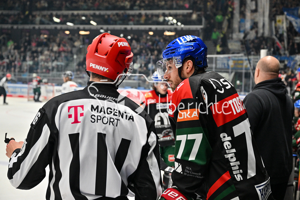 Augsburger Panther - ERC Ingolstadt | im Gespreach mit dem Linienrichter - Luca TOSTO (Augsburger Panther #77) &amp; DEL: Augsburger Panther - ERC Ingolstadt, Curt Frenzel Stadion am 26.01.2025
