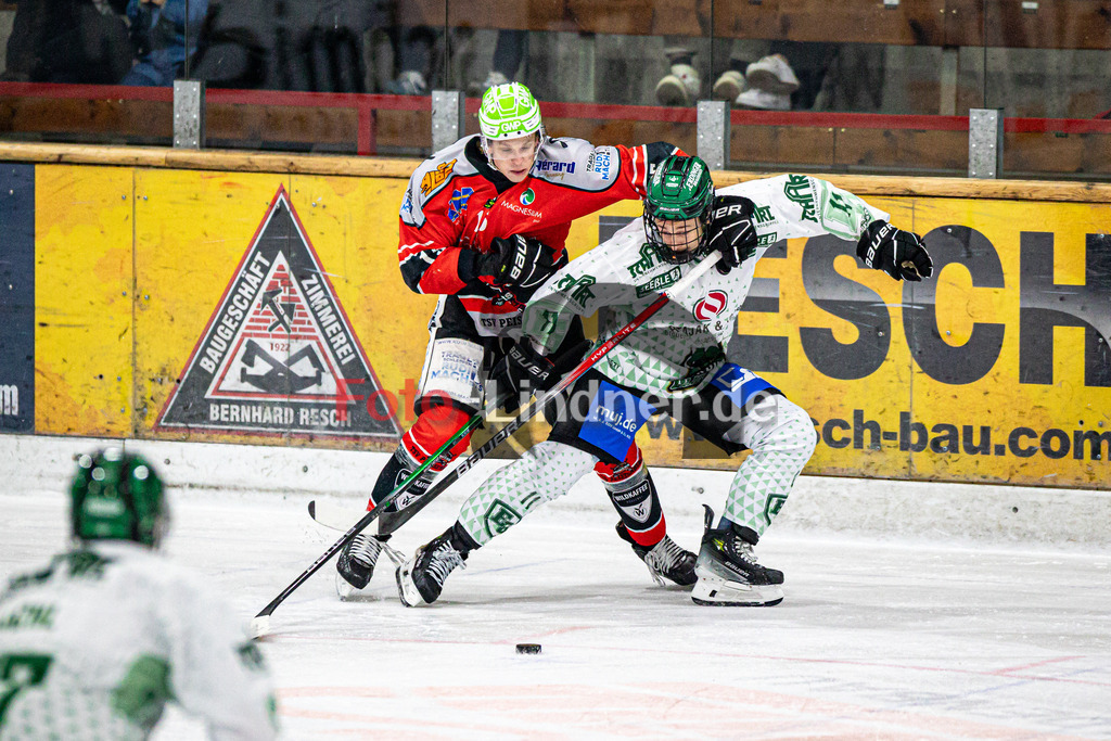 TSV Peißenberg MINERS gegen TSV Erding GLADIATORS | Eishockey Bayernliga Herren Vorrunde 2024/25, TSV Peißenberg MINERS gegen TSV Erding GLADIATORS, 20250119,Zweikampf zwischen Ryan MURPHY (MINERS 15) und Sebastian BUSCH (GLADIATORS 11),2025-01-19 in Peißenberg (Eisstadion Peißenberg)Ryan MURPHY (MINERS 15), Sebastian BUSCH (GLADIATORS 11)Copyright: WolfgangxLindner foto-lindner.de